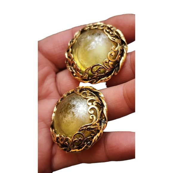 Vintage Lacquered Acrylic Decorative 80s Clip Earring (A2814) - Picture 2 of 4